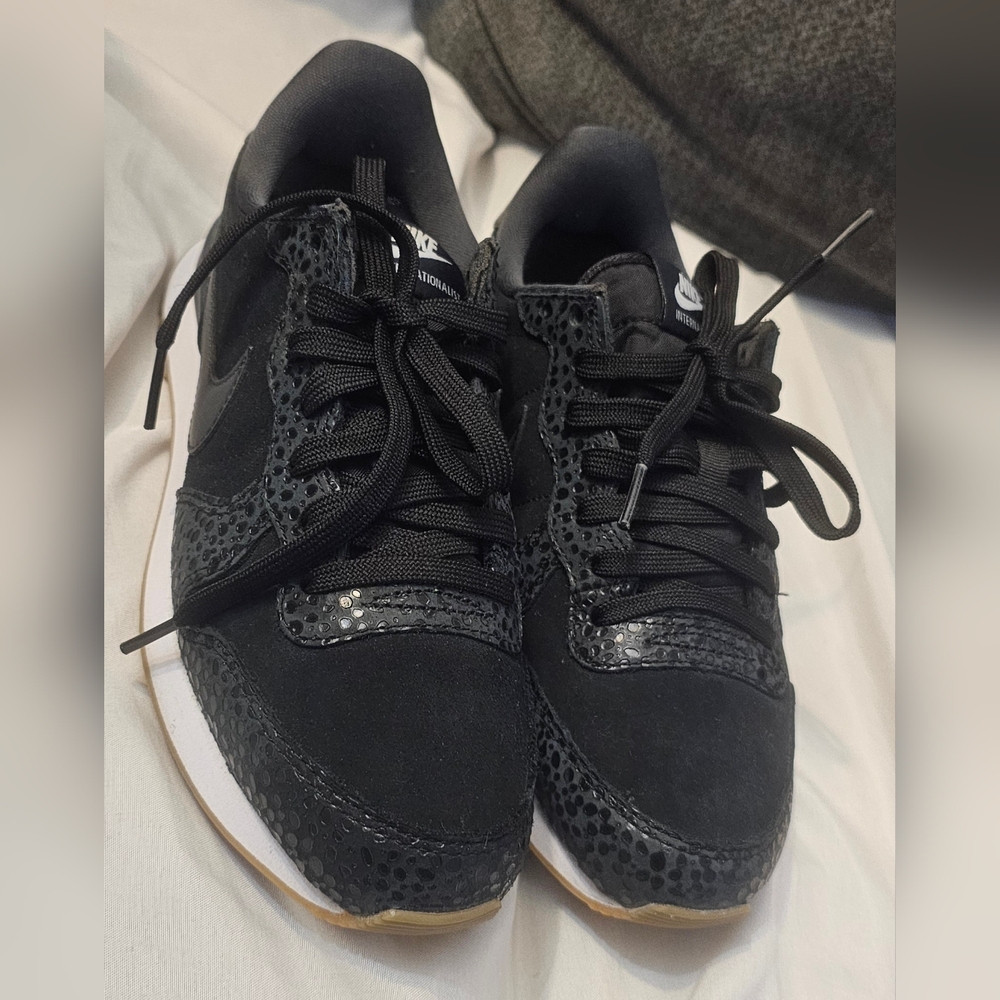Nike Internationalist Black/Anthracite – Women's Size 6 (828404-003) - Picture 2 of 7